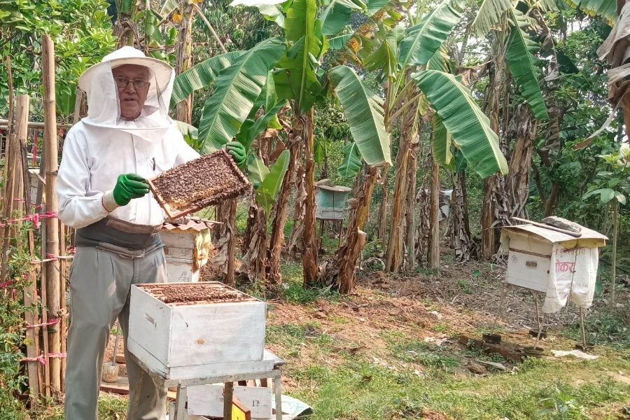 मौरीपालनमा रमाउँदै  जयनारायण 