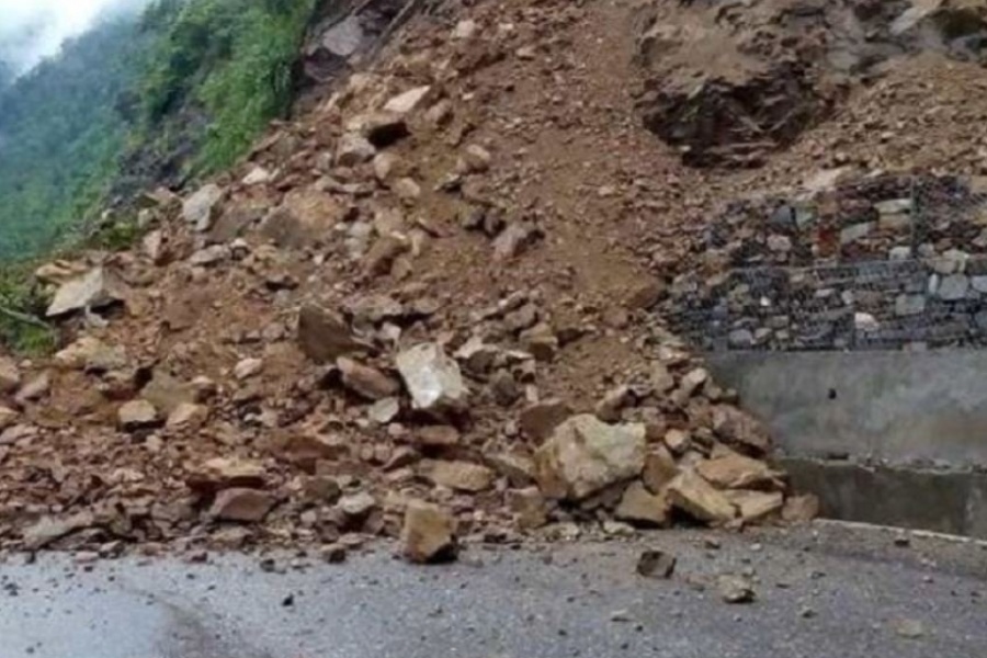 पहिरोले जयपृथ्वी राजमार्ग अवरुद्ध