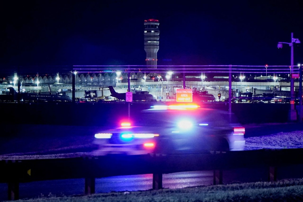 अमेरिकामा ठोक्किए उडिरहेका विमान र हेलिकप्टर