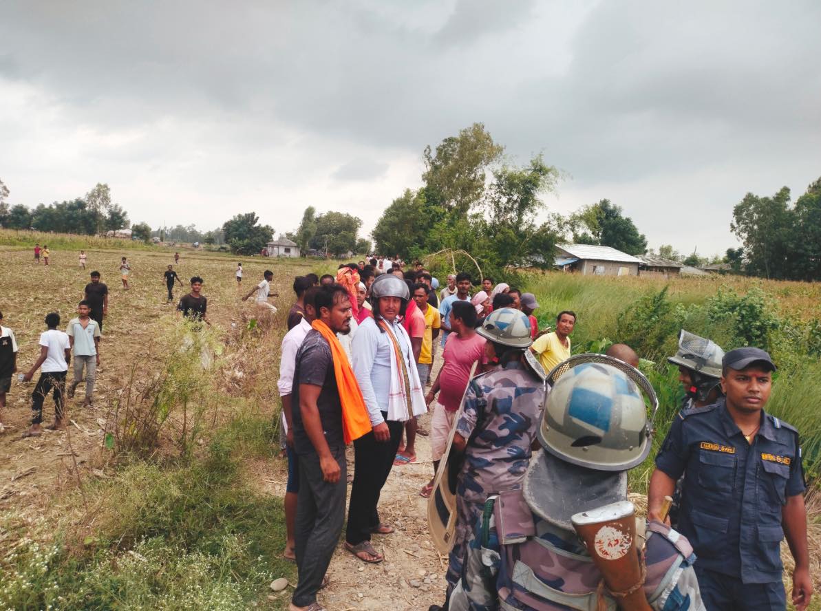 सर्लाहीको बरहथवामा बाटो विस्तारका क्रममा झडप हुँदा प्रहरीसहित १० जना घाइते