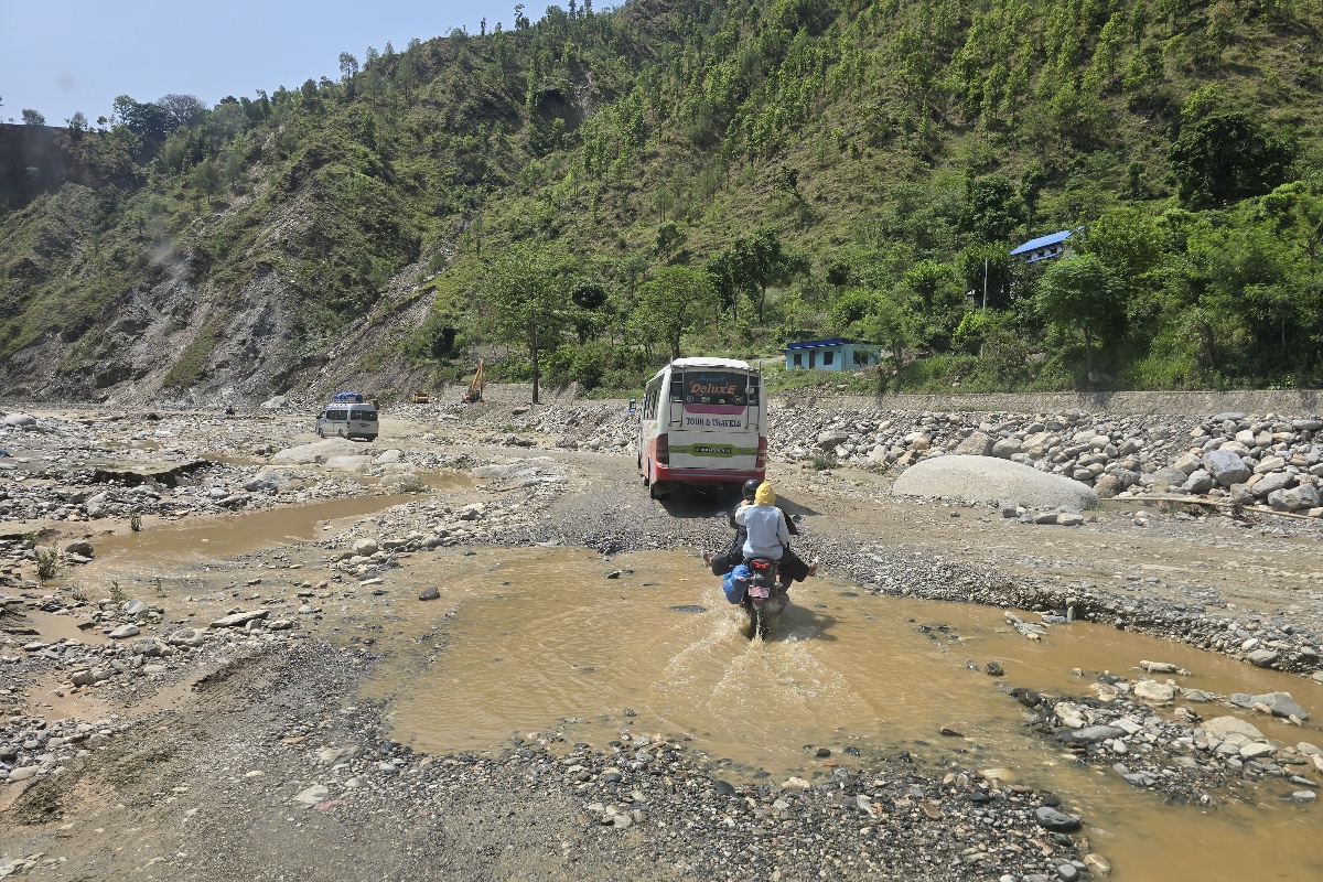 बर्खा नलाग्दै बीपी राजमार्गको बिजोग [तस्वीरहरू]