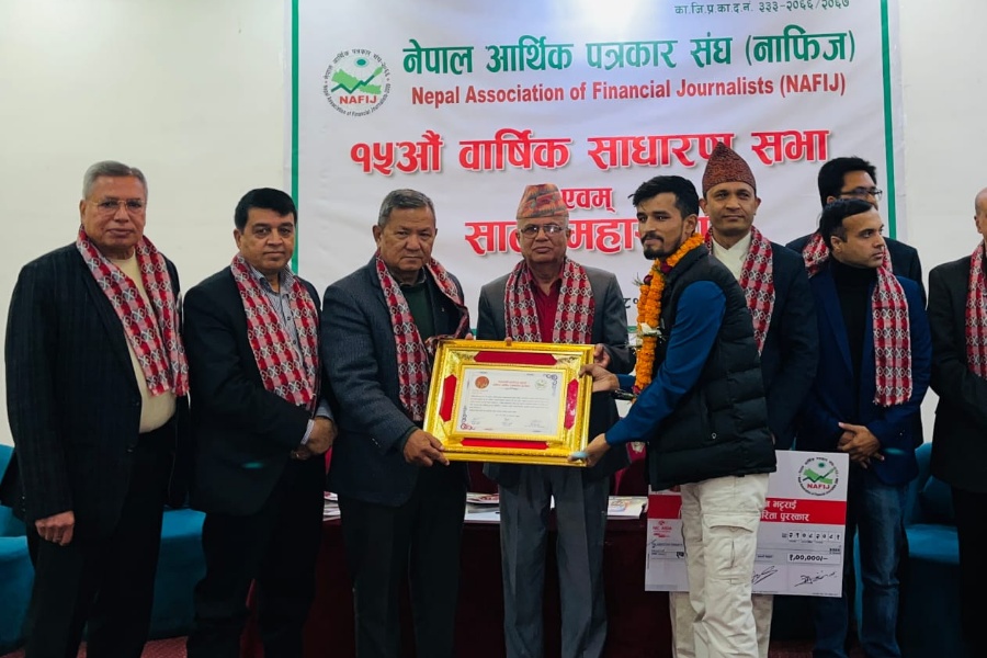 उकालोकर्मी लोकेन्द्र विश्वकर्मालाई १ लाखको आर्थिक पत्रकारिता पुरस्कार