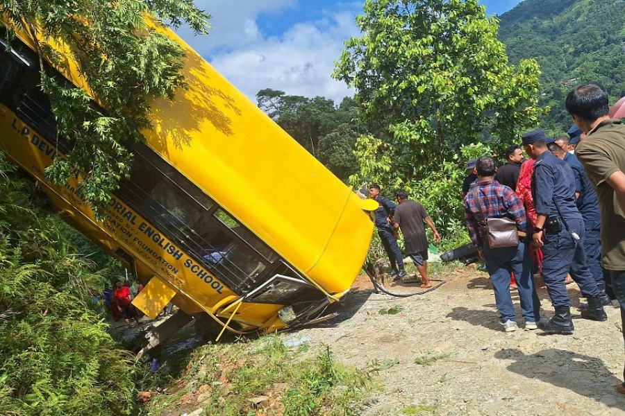 स्कुल बस दुर्घटनामा आमा–छोराको मृत्यु