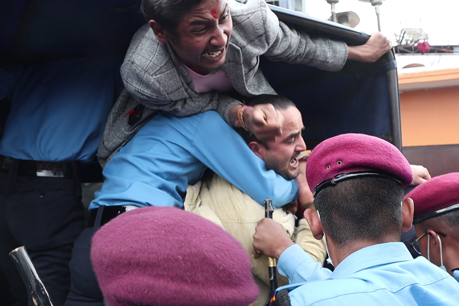 प्रधानमन्त्री दाहालविरुद्ध नाराबाजी गर्ने युवा प्रहरीको नियन्त्रणमा