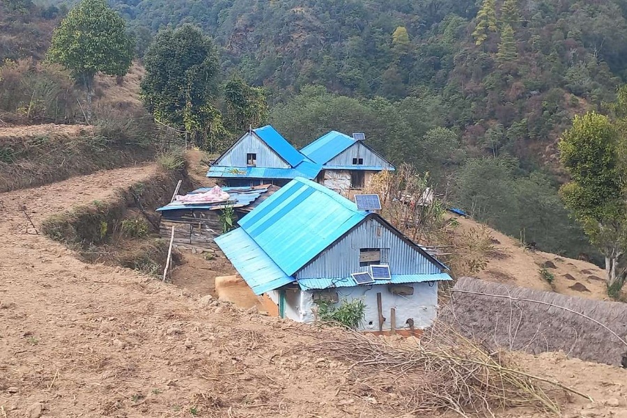 मैदानेका विद्यार्थीको पीडा: ३ घण्टा जंगलको बाटो छिचोलेर विद्यालय