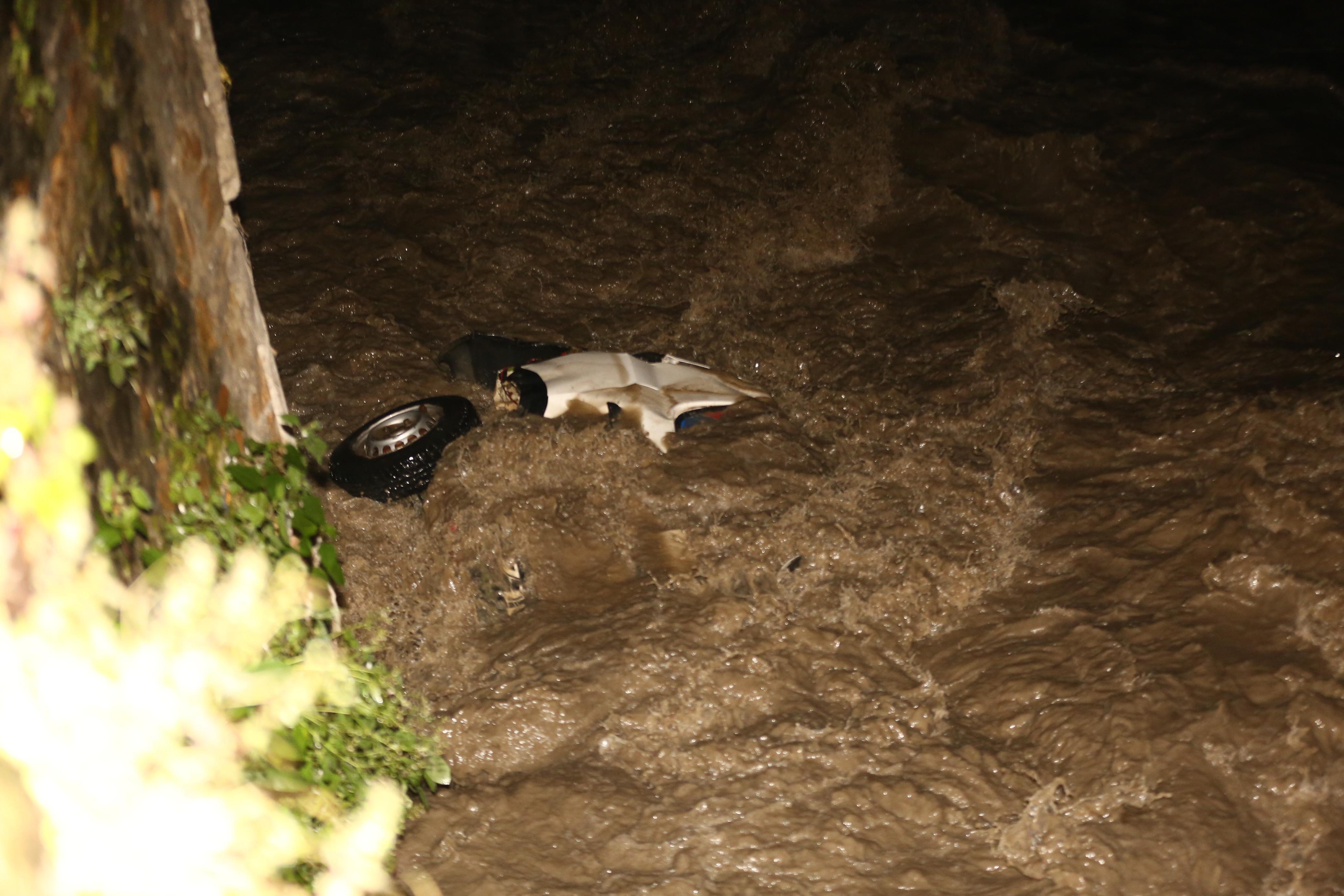 धोबीखोलामा ट्याक्सी खस्यो