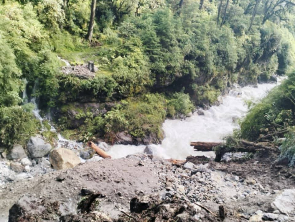 कञ्चनजंगा पदमार्गको पुल बाढीले बगायो