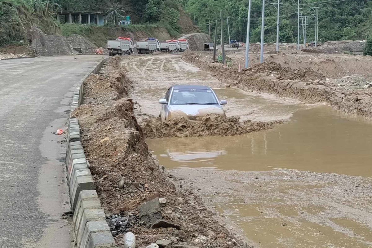 वर्षाका कारण मुग्लिन–पोखरा सडक हिलाम्य, सवारी आवागमनमा सास्ती