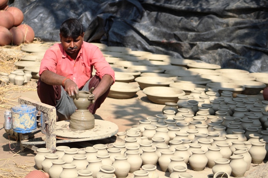 माटोमा सीप भरेर चलेको वीरपालको जीविका 