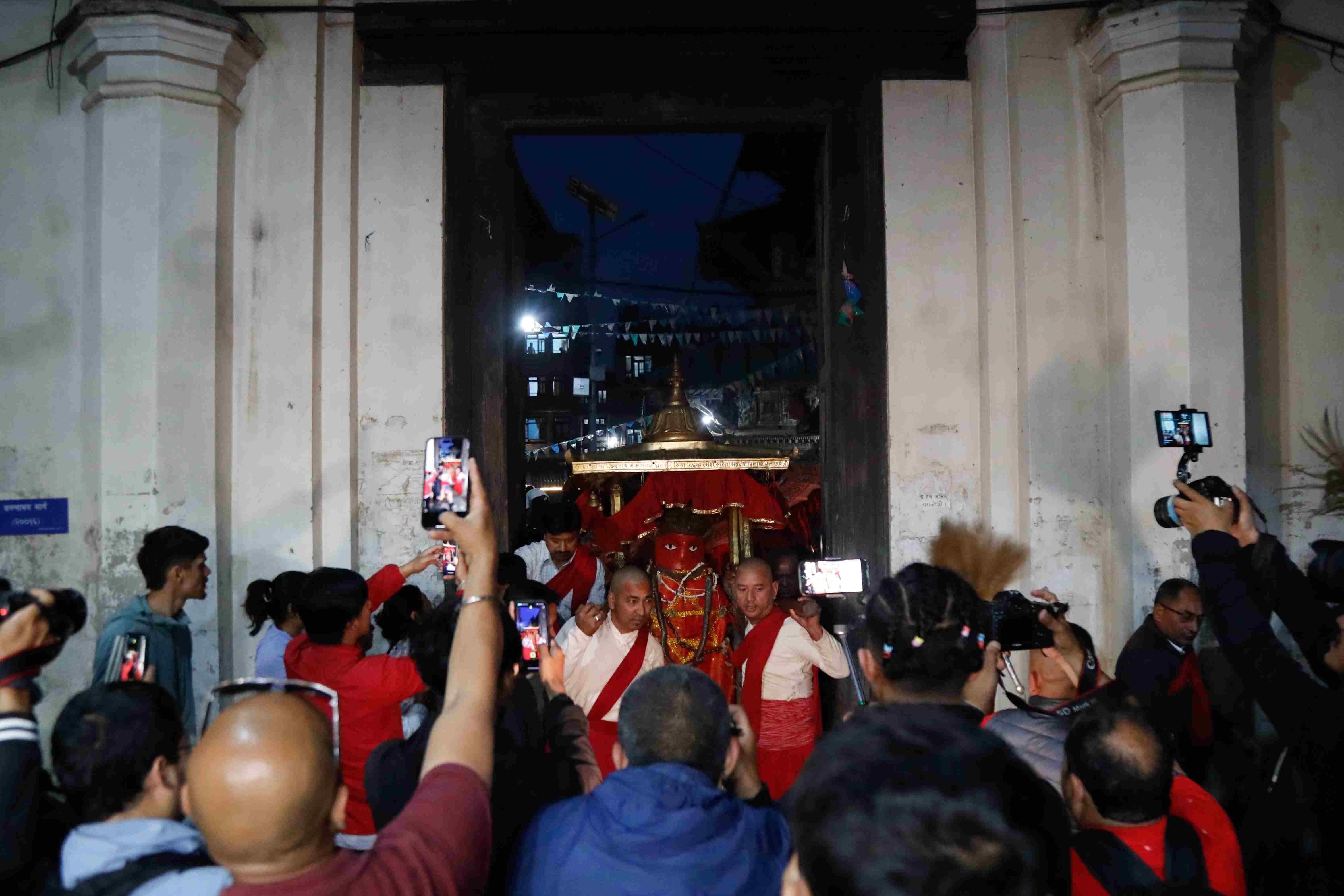 रातो मत्स्येन्द्रनाथको रथारोहण\r\n