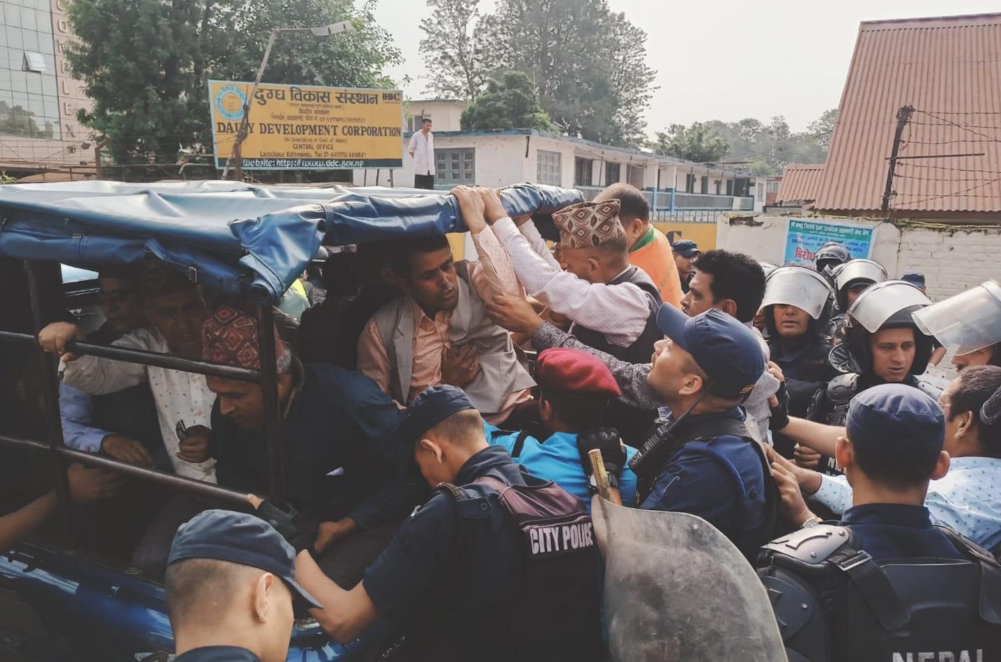 दूधको भुक्तानी माग्दै आन्दोलित किसानमाथि प्रहरीको धरपकड