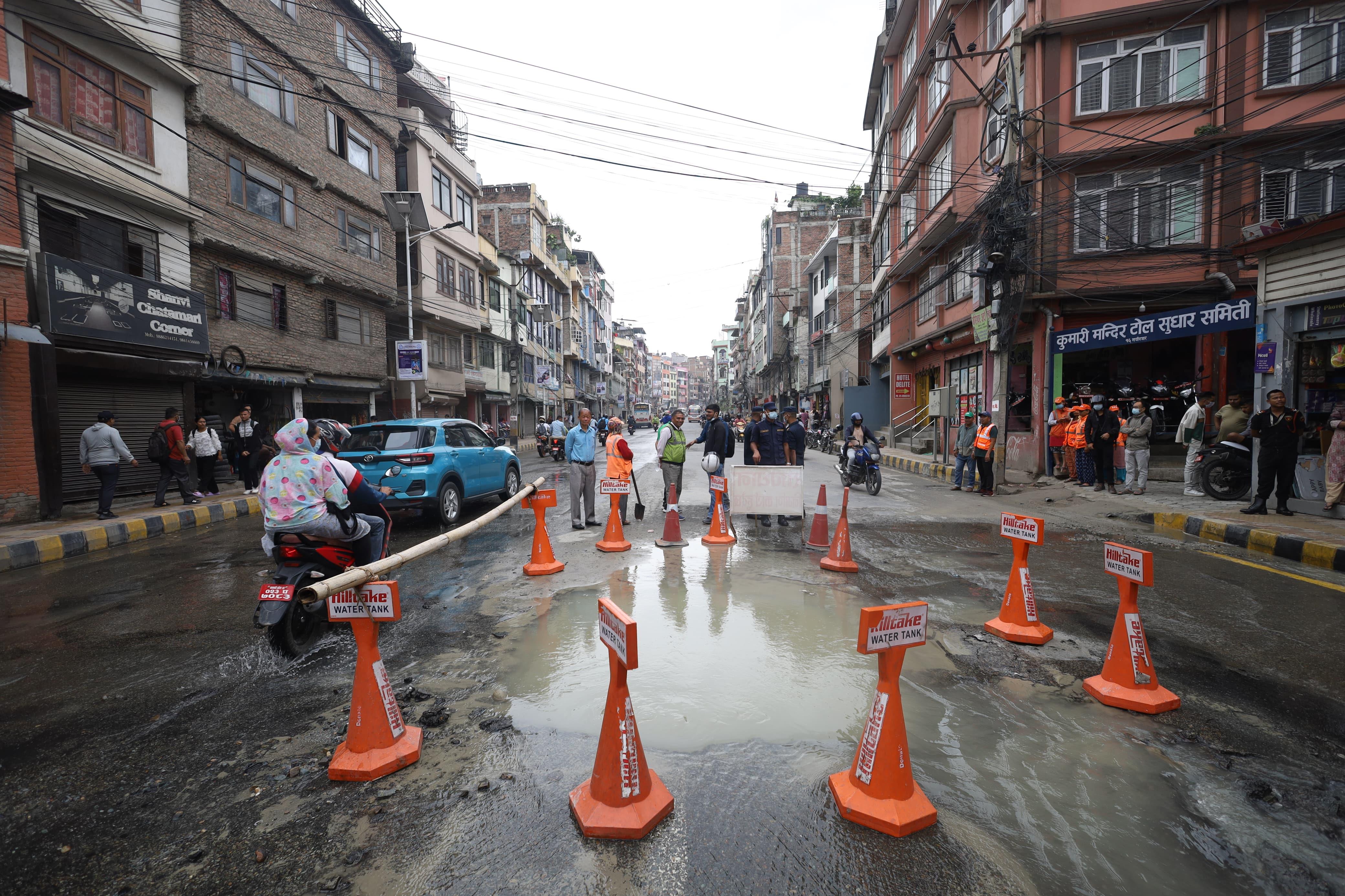 काठमाडौँको सोह्रखुट्टेमा भासियो सडक