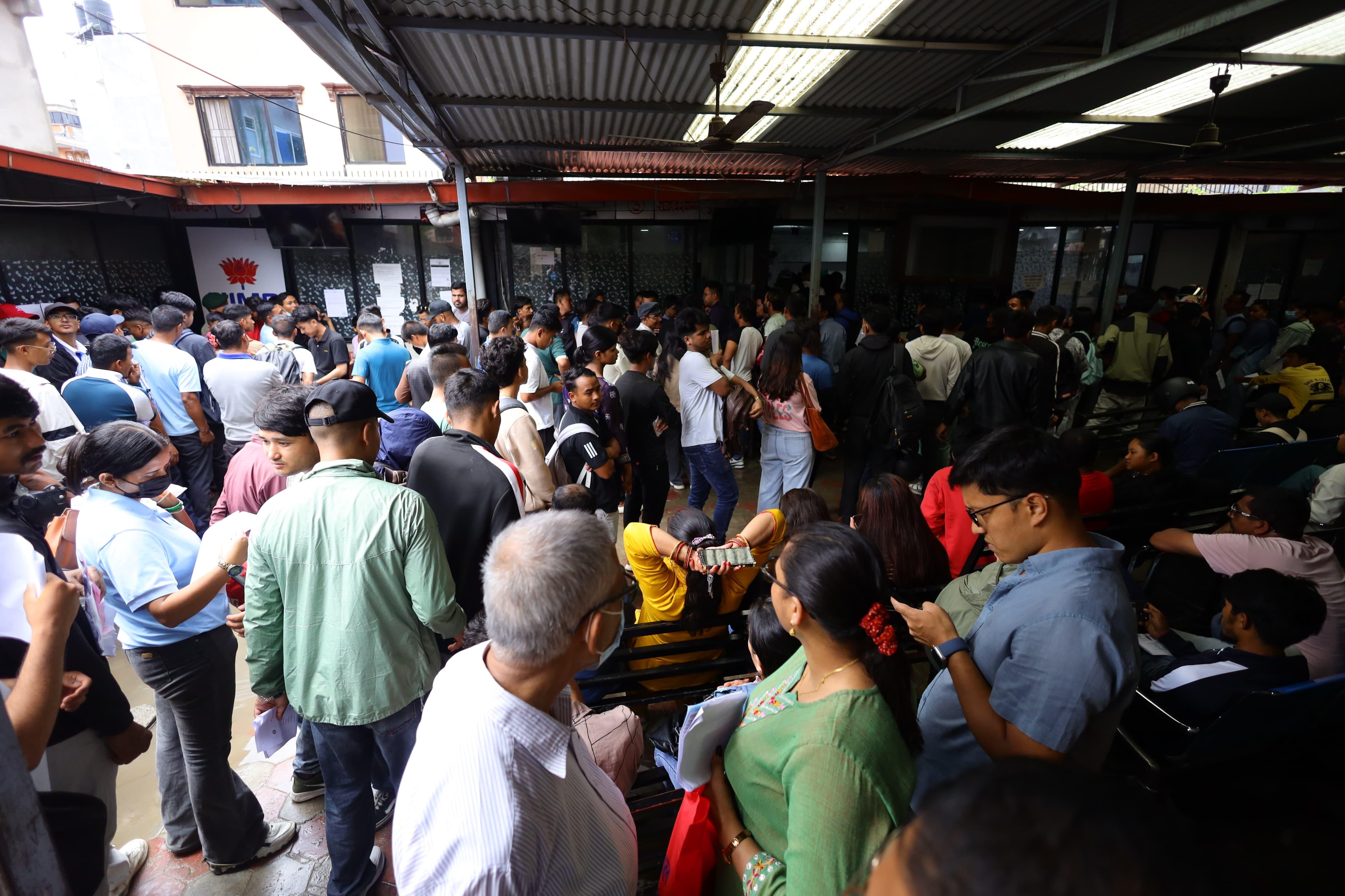 यातायात कार्यालयमा सेवाग्राहीको घुइँचो