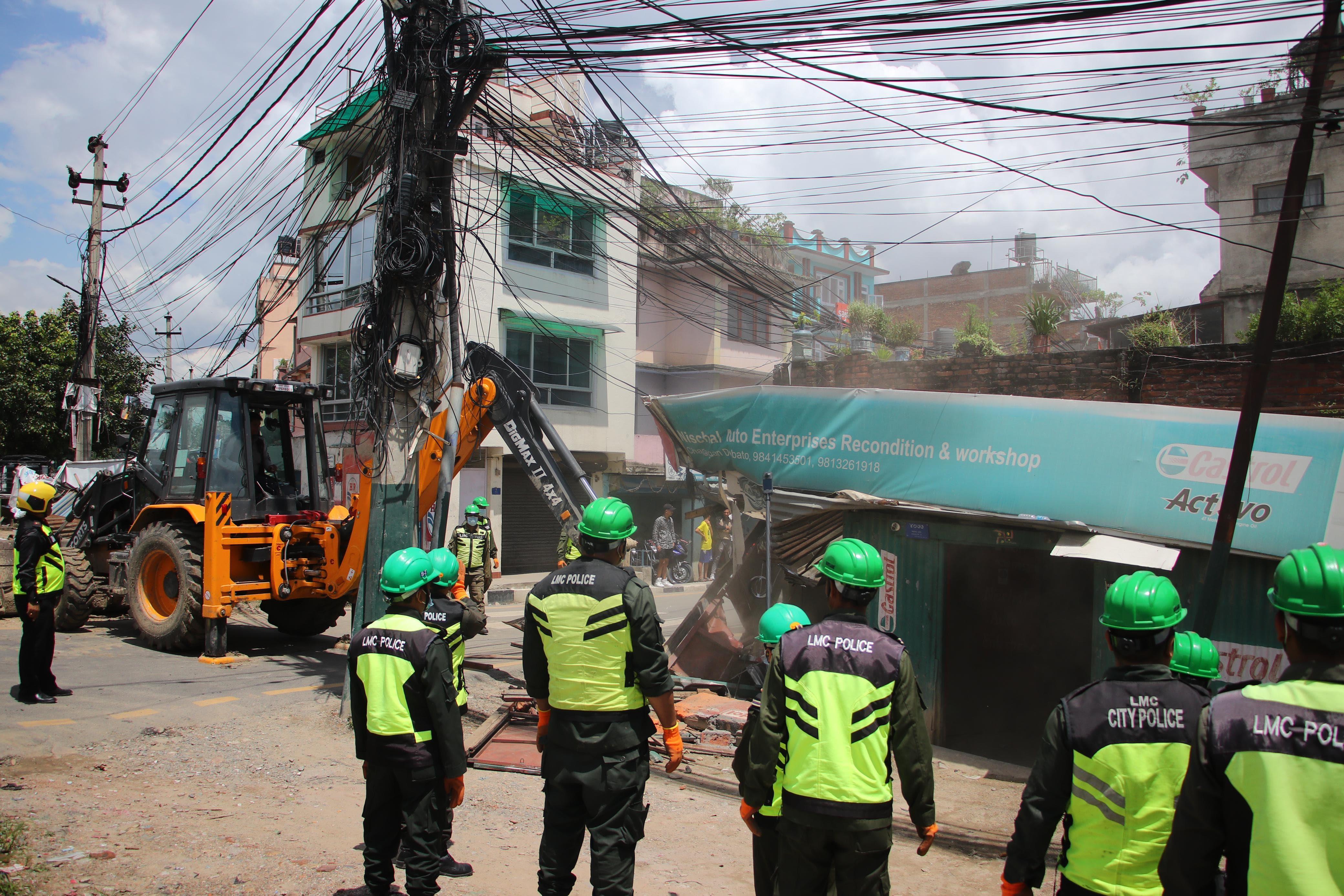 सातदोबाटोका अवैध टहरामा डोजर