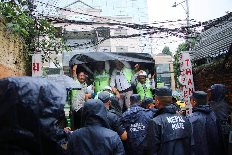 निर्माण व्यावसायी पक्राउ\r\n