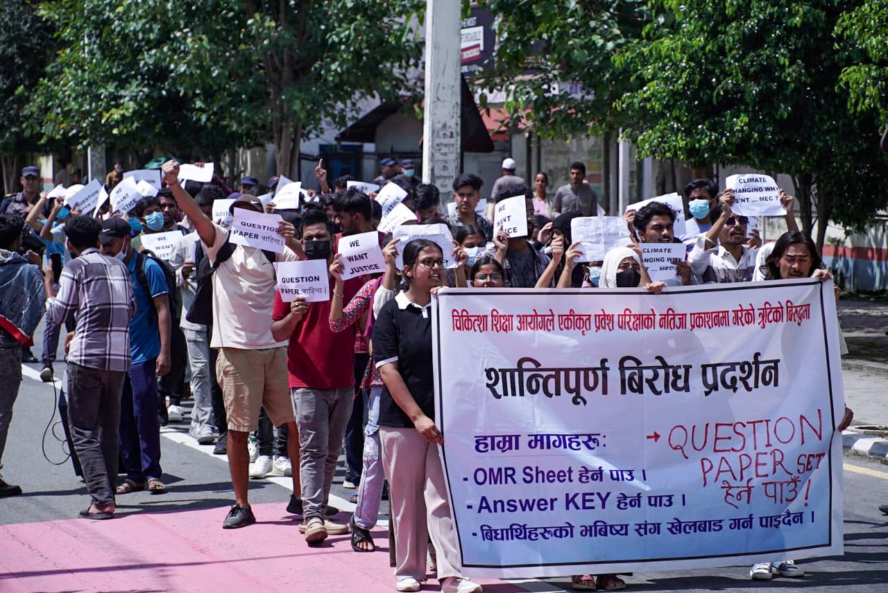 प्रवेश परीक्षा नतिजाको त्रुटि सच्याउन माग गर्दै मेडिकल विद्यार्थी आन्दोलित