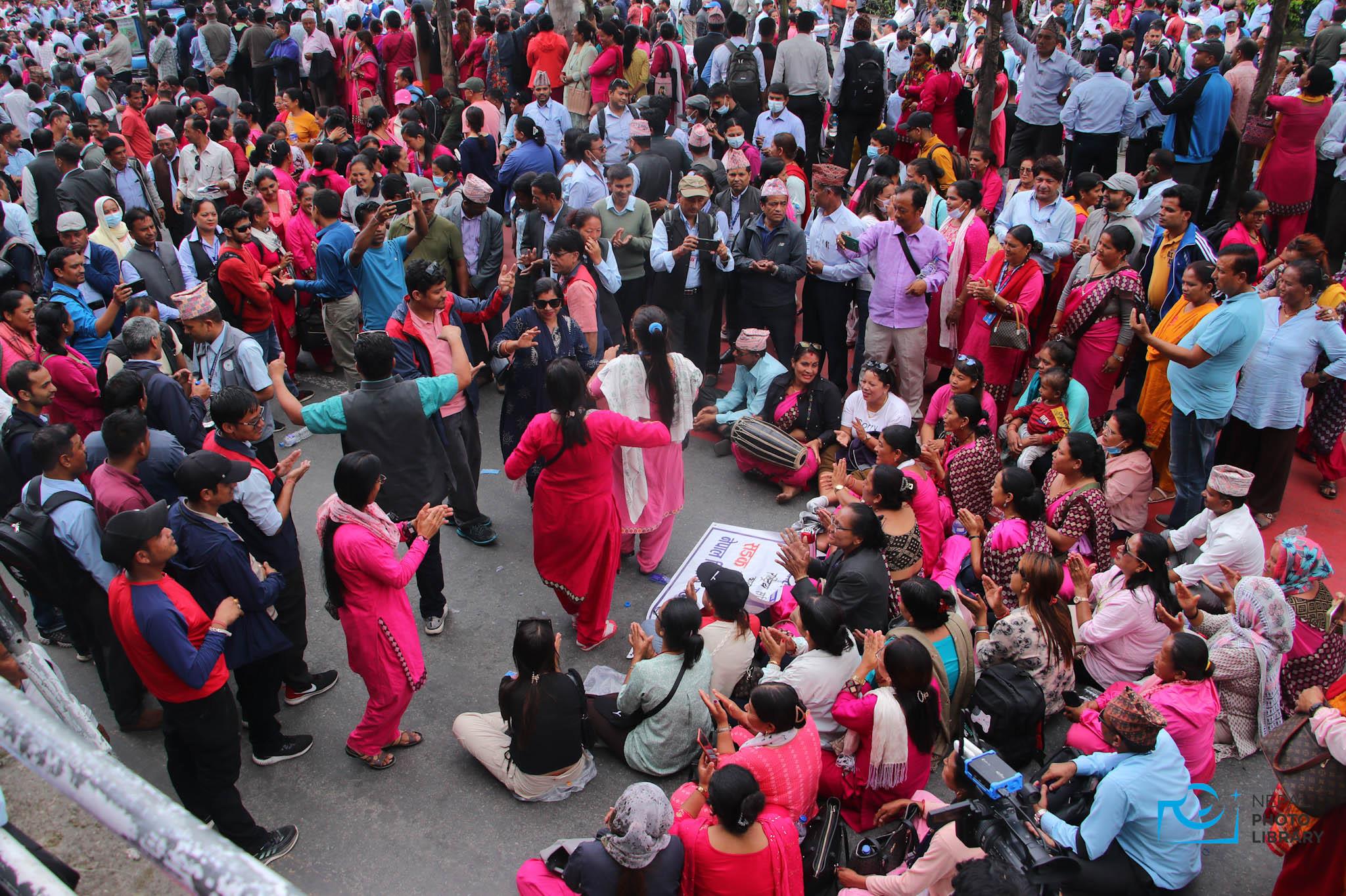 आन्दोलनमा शिक्षकहरूको नाचगान\r\n