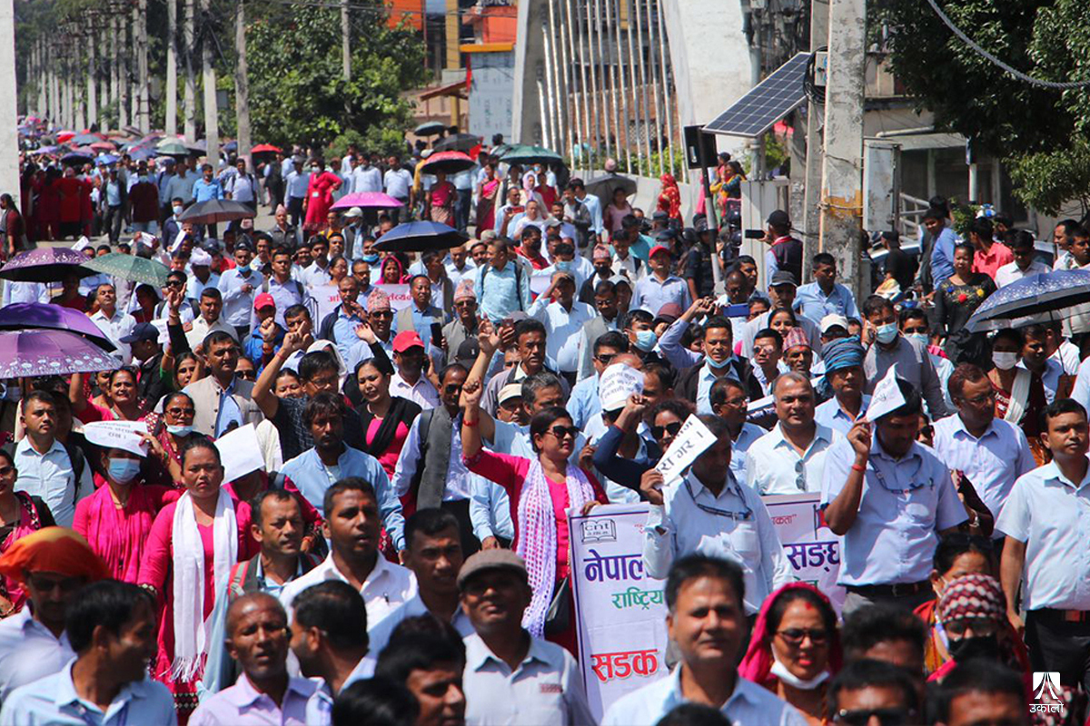 शिक्षकको हडताल: माग पूरा नभएसम्म उत्तरपुस्तिका परीक्षण नगर्ने