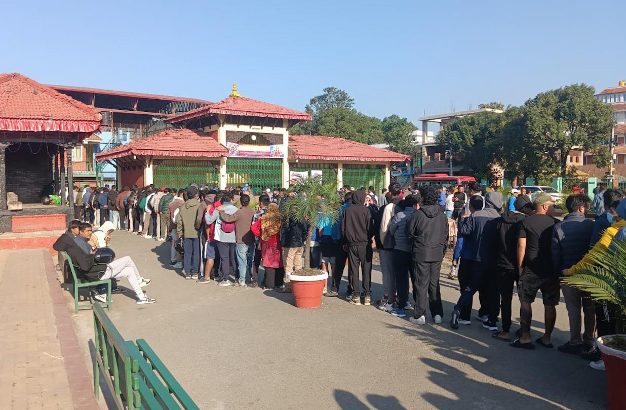 फुटबल हेर्न टिकट काट्नेको लाइन