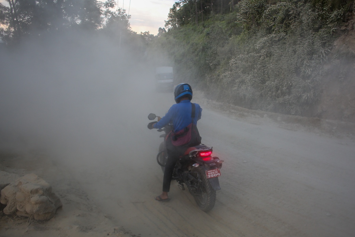 ठेकेदारको लापरबाहीले बनेन धुलिखेल–खावा सडक 