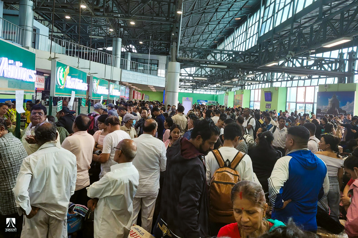 सडकको चाप विमानस्थलमा: भिडले टर्मिनल अस्तव्यस्त, उडान ६ घन्टासम्म ‘डिले’