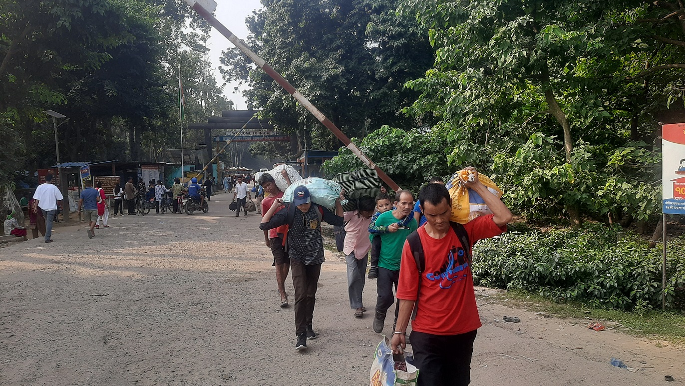 दशैँ मान्न भारतबाट घर फर्किँदै नेपाली