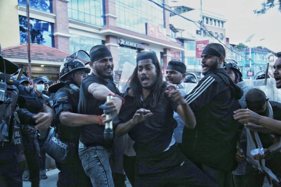 संविधान जलाएर काठमाडौँमा प्रदर्शन, १३ जना पक्राउ (तस्वीरसहित)