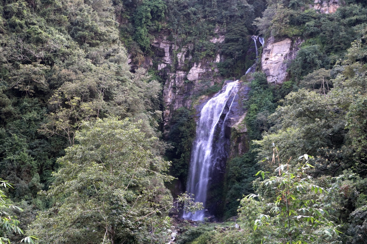 पर्यटक लोभ्याउँदै भोजपुरको महभिर झरना