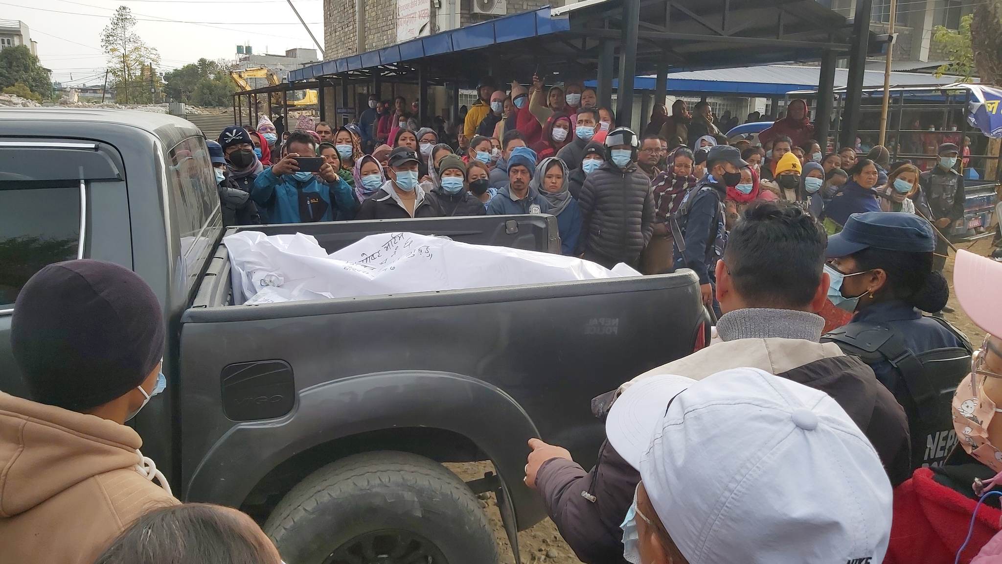 अस्पतालमा आफन्तको पीडा : घरी रुवाबासी, घरी नाराबाजी