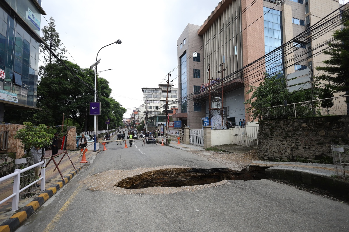 काठमाडौँको कमलादीमा भासियो सडक