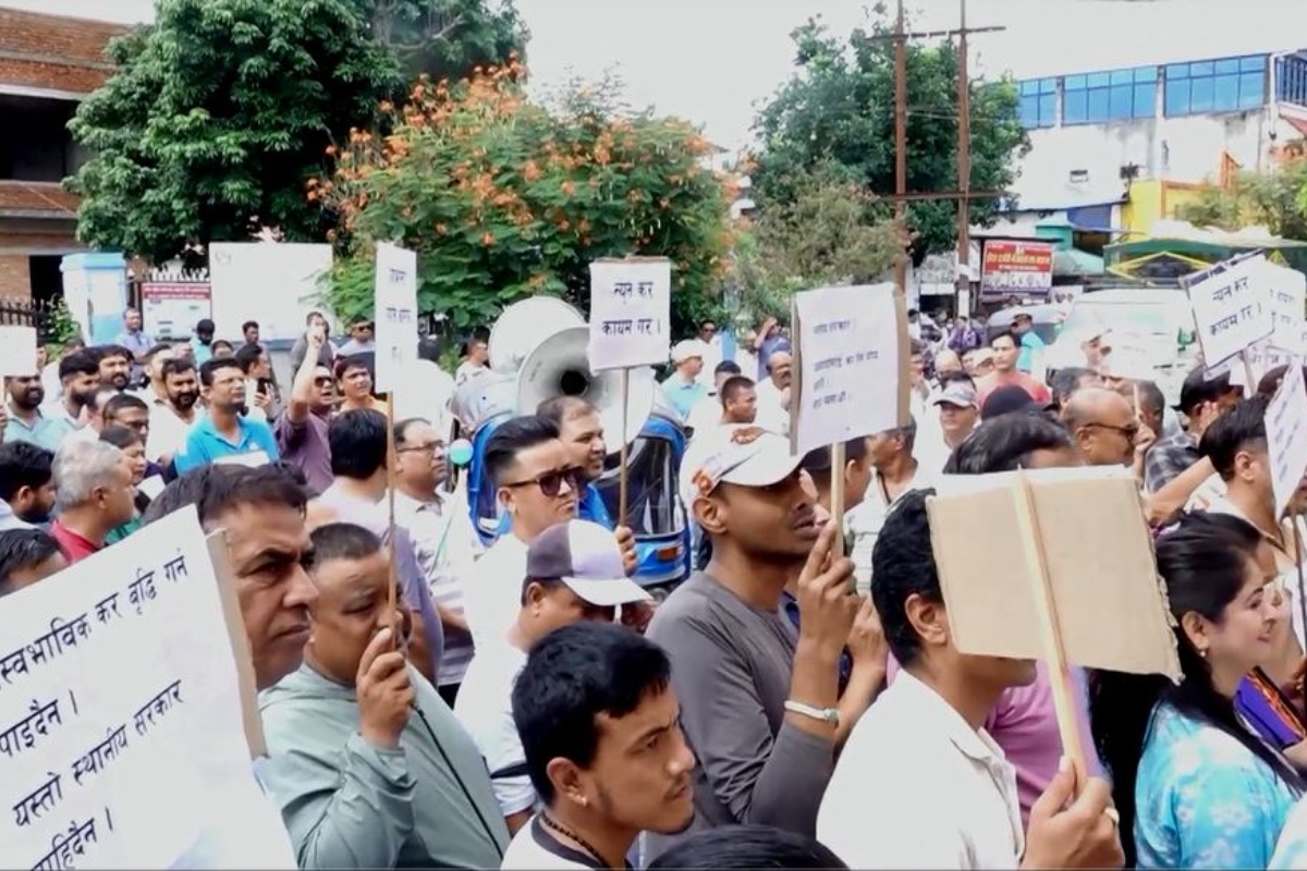 करवृद्धिको विरोधमा व्यवसाय बन्द गरी हेटौँडा उपमहानगरअगाडि धर्ना