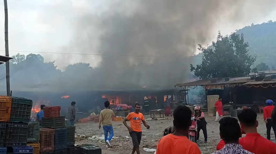 हेटौँडाको तरकारी बजारमा आगलागी, आधा दर्जन पसलमा क्षति