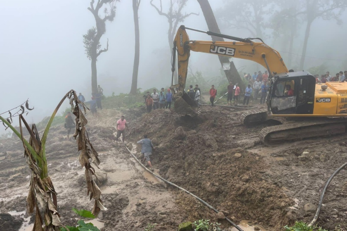 पहिरोले भीमदत्त र केआइसिंह राजमार्ग अवरुद्ध