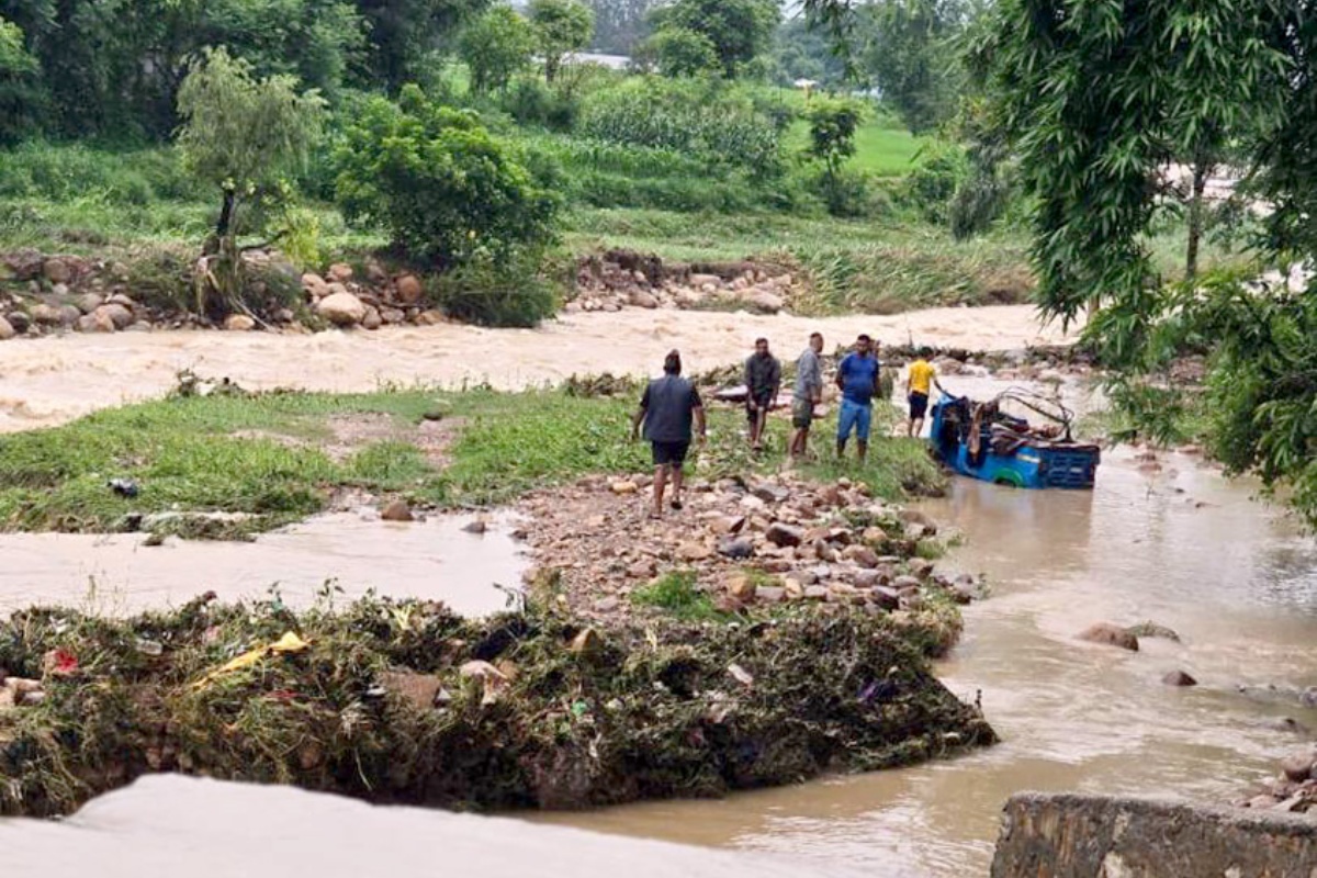 दाङमा बाढीले अटोरिक्सा बगाउँदा २ जना बेपत्ता, चालकको उद्धार  