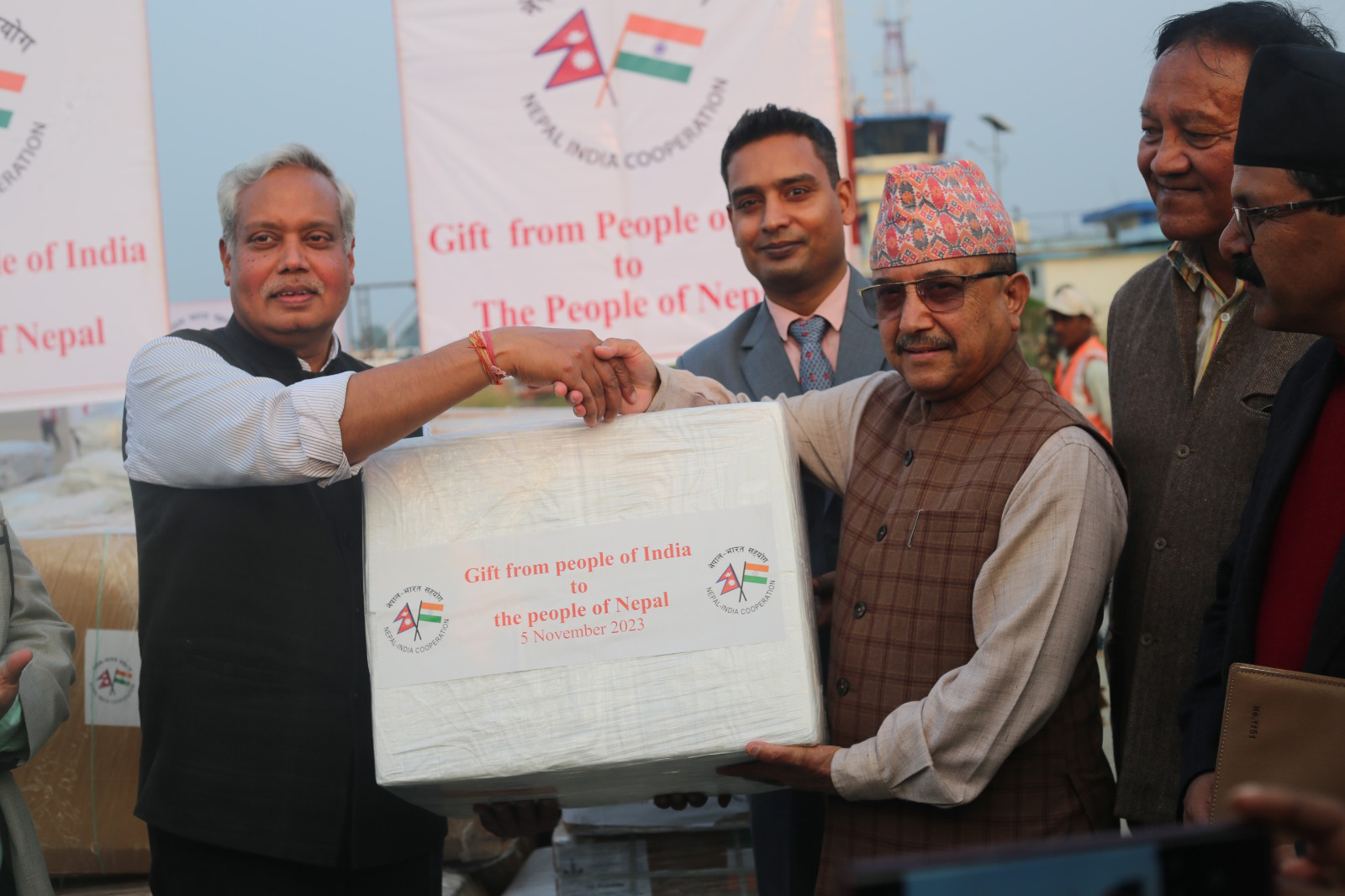 भूकम्प प्रभावितका लागि सहयोग जारी : भारतले हस्तान्तरण गर्‍यो १६ करोडका राहत सामग्री