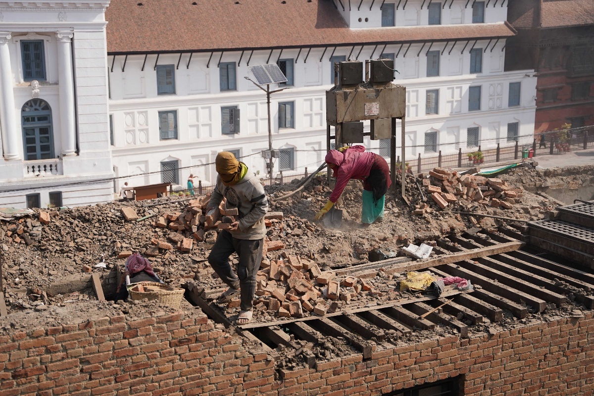 संस्कृत विश्व विद्यालयले प्रयोग गर्दै आएको भवन भत्काइँदै [तस्वीरहरू] 