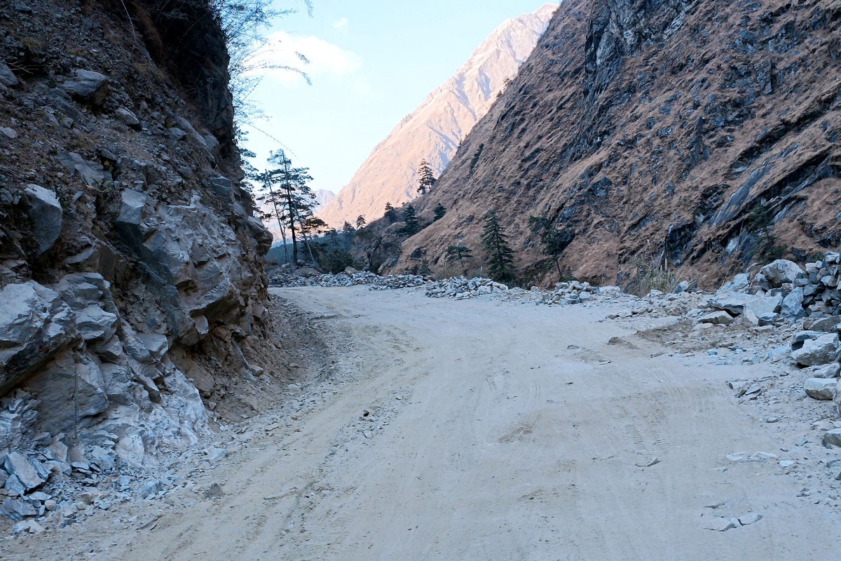 निर्माण थालेको ७ वर्षमा पनि सकिएन कोवाङ–जोमसोम सडक