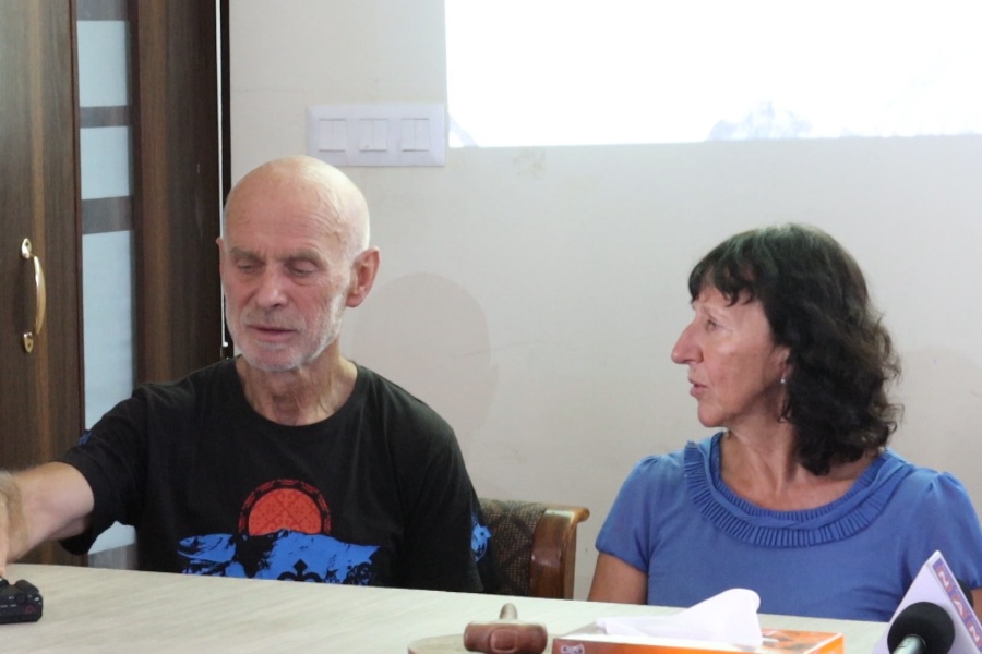 सगरमाथामा पुग्ने पहिलाे जाेडी ‘ग्रेट हिमालयन ट्रेल’को यात्रा गर्दै