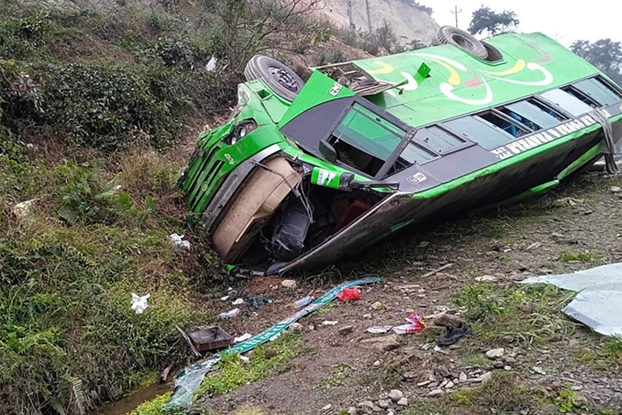 वीरगन्जबाट पोखरा गइरहेको बस दुर्घटना: ३२ यात्रु घाइते