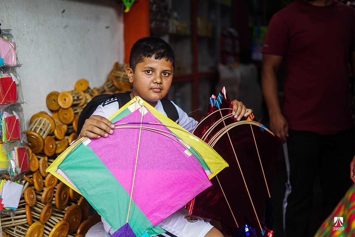 दशैँ नजिकिएसँगै शुरू भयो चंगा र धागोको व्यापार (तस्वीरसहित)