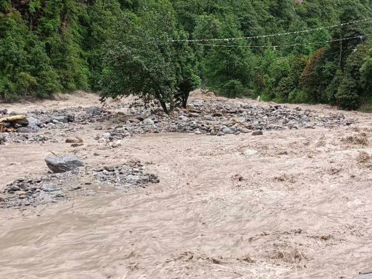 रुकुम पश्चिममा बाढीले घर बगाउँदा ३ बालबालिका पुरिए, १ जना बेपत्ता
