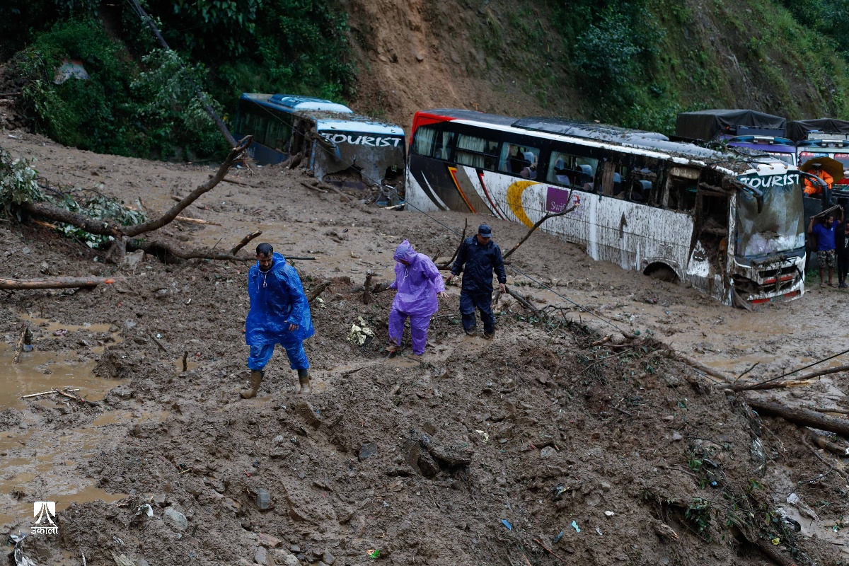 झ्याप्ले खेलामा पहिरोले पुरिएका सवारीसाधनबाट नकालियो १४ जनाको शव