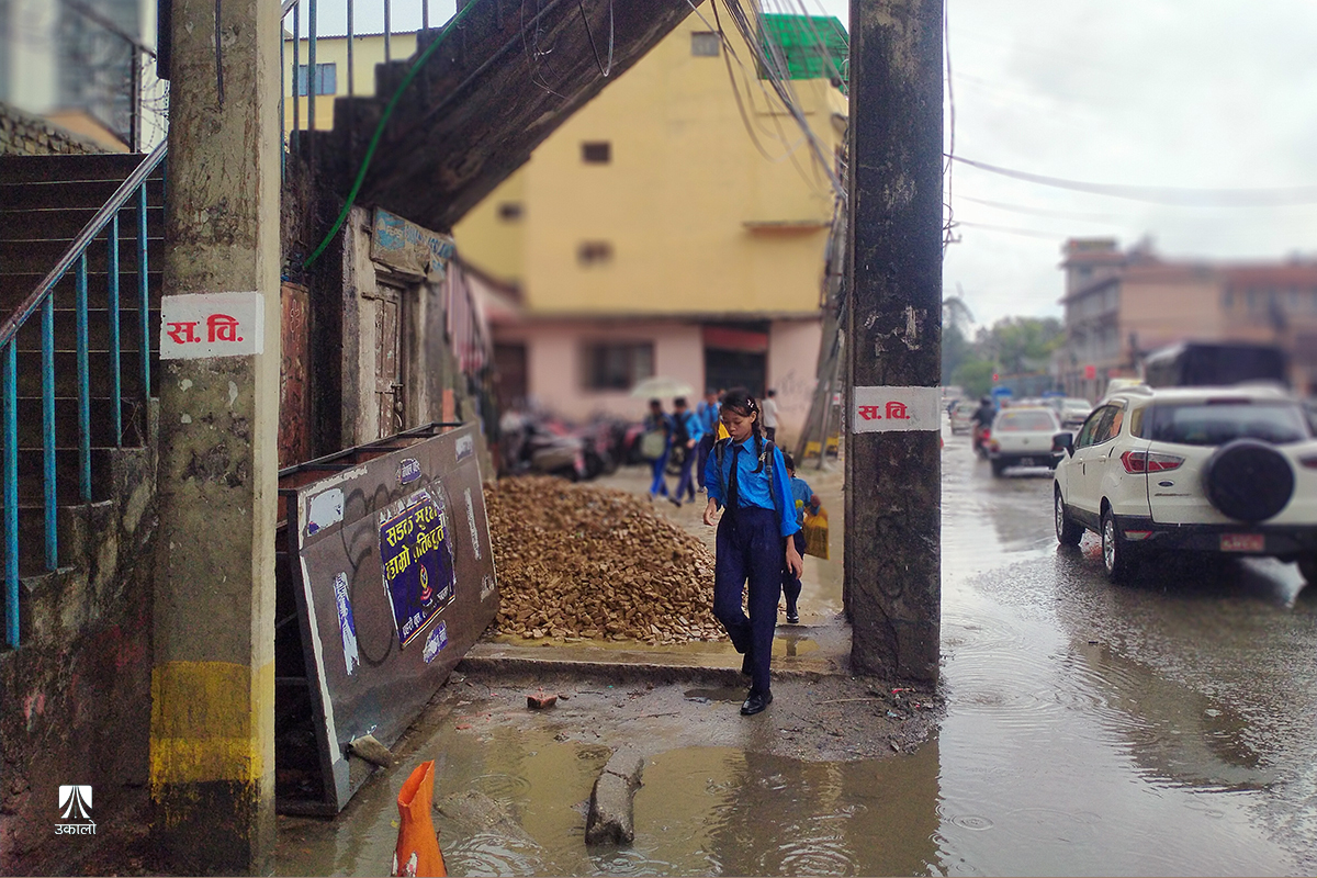 ‘स.वि.’कै सडकमा मोटरसाइकल हराउने खाल्डा, सामाजिक सञ्जालमा व्यंग्य- प्रिय स.वि. पोलबाट सडकमा झरिदेऊ