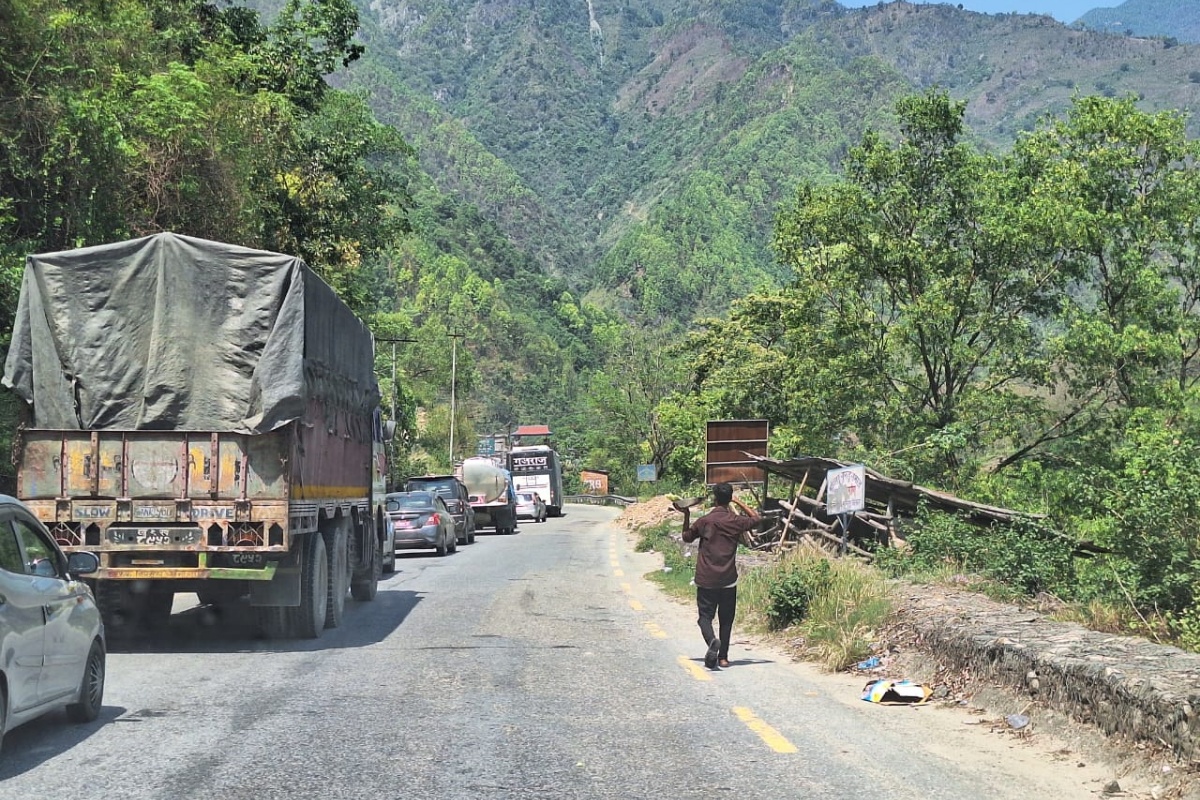 ट्रक पल्टिँदा अवरुद्ध नारायणगढ–मुग्लिन सडक एकतर्फी खुला 