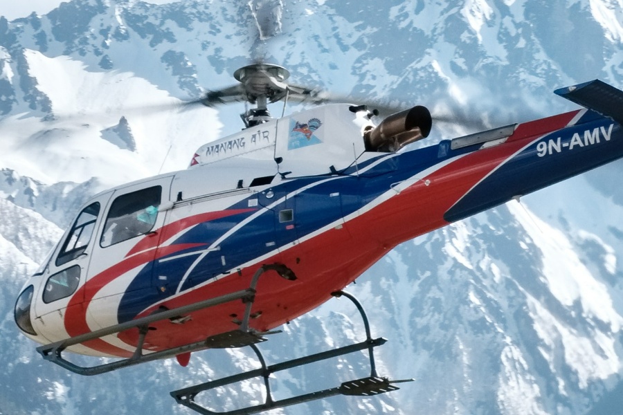 मनाङ एयरको हेलिकप्टर सोलुखुम्बुको लामाजुरामा दुर्घटना