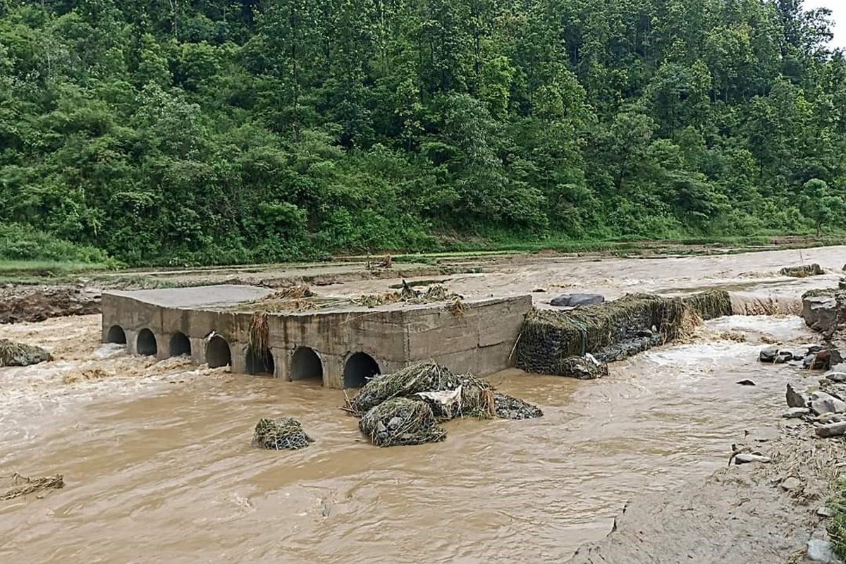 बाढीले पुल बगाएपछि गोरखा–आरुघाट सडक अवरुद्ध