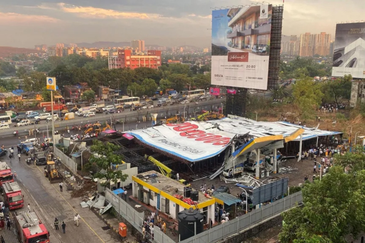 भारतमा आँधीका कारण विज्ञापनको बोर्ड खस्दा  १४ जनाको मृत्यु, ७५ घाइते