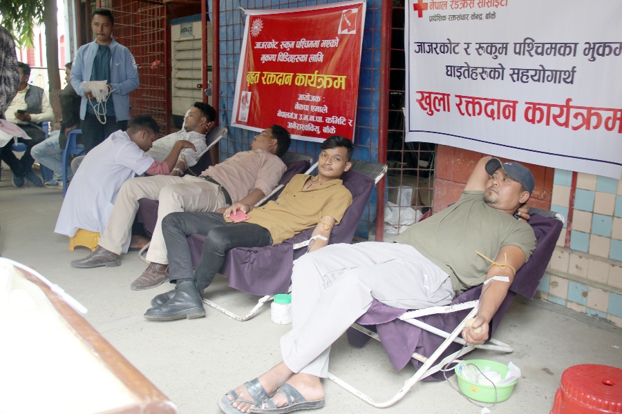 भूकम्पका घाइतेका लागि रगत संकलन गर्दै नेपालगन्जवासी