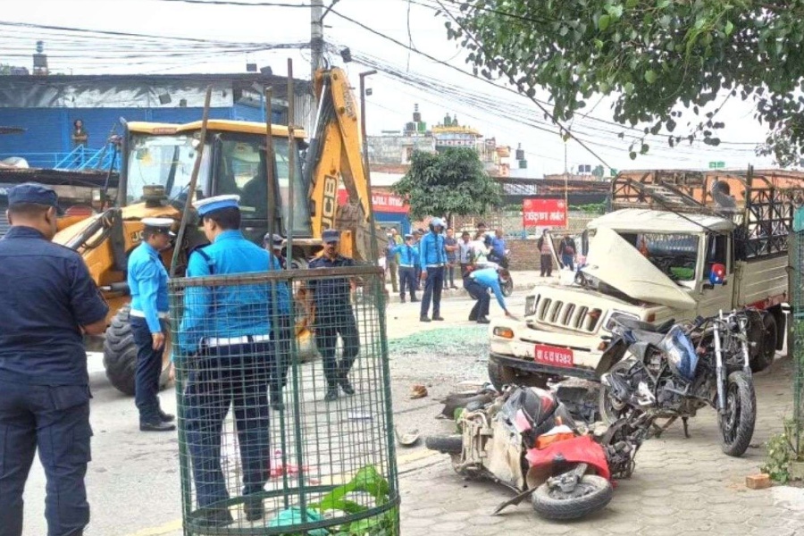 पेप्सीकोला–काँडाघारी सडकमा बसको ठक्करबाट १ जनाको मृत्यु, ६ घाइते