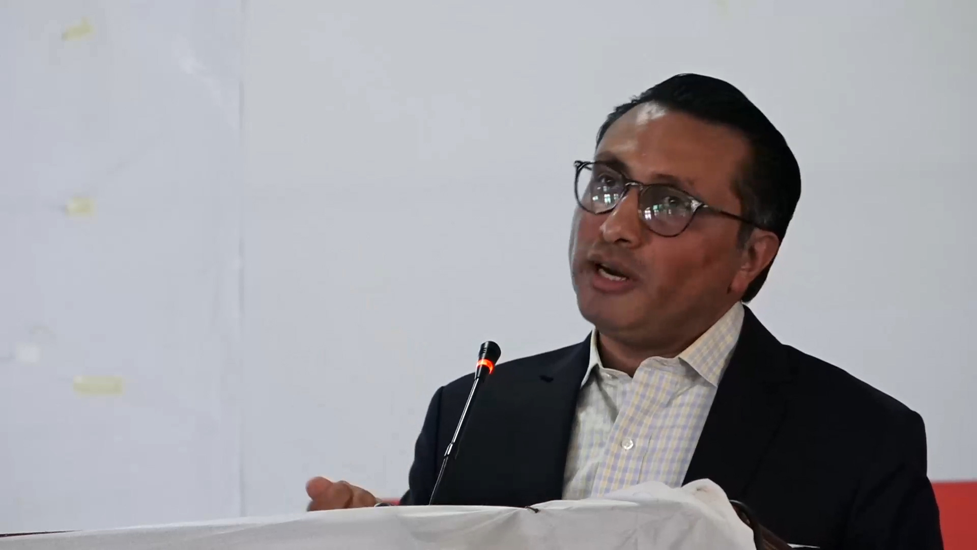 किस्ता–किस्ताका सवाल जवाफमा अल्झने फुर्सद छैन : स्वर्णिम वाग्ले